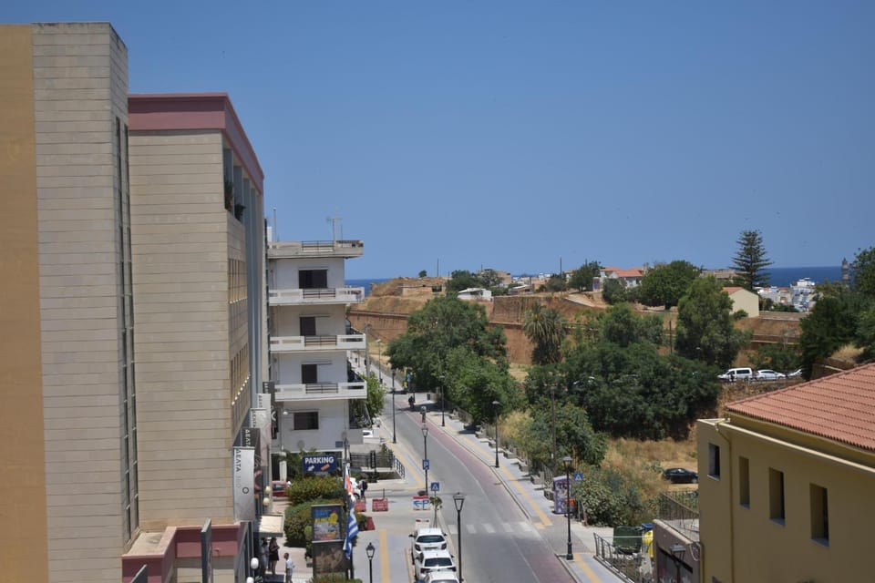 Property building, Day, Neighbourhood, Natural landscape, City view, Sea view, Street view, Location