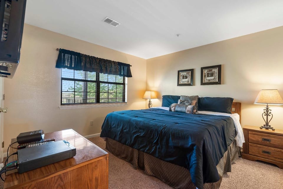 Foothills Tranquility - On-site Amenities Access House in Branson