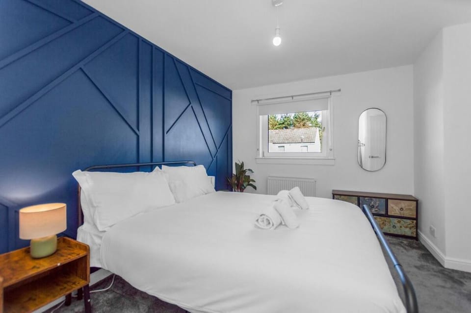 Free Parking - Central - Sleeps 6 - 2 Bedrooms Apartment in Livingston