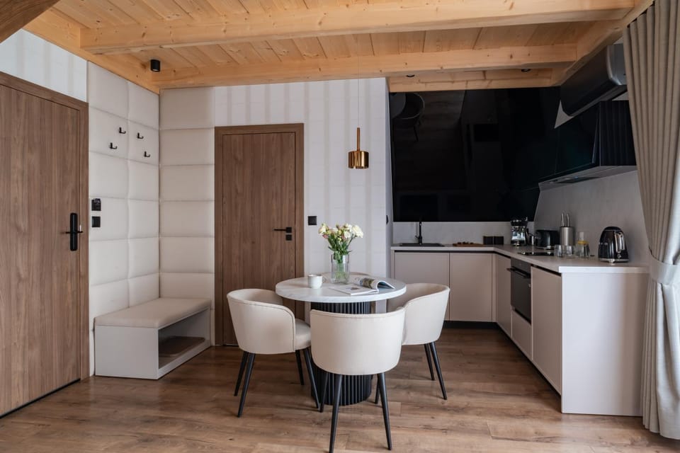Coffee/tea facilities, Kitchen or kitchenette, Dining area, microwave, oven, stove, toaster, air conditioner