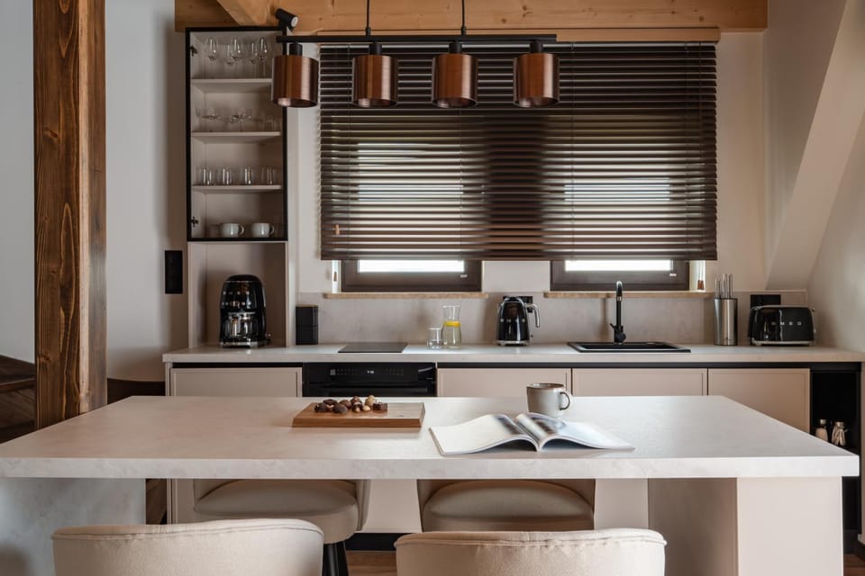 Coffee/tea facilities, Kitchen or kitchenette, Dining area, microwave, oven, stove, toaster