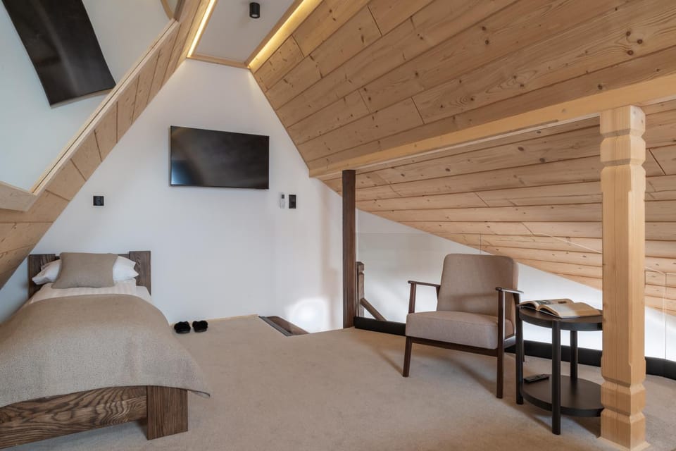 Bed, TV and multimedia, Photo of the whole room, Seating area, Bedroom