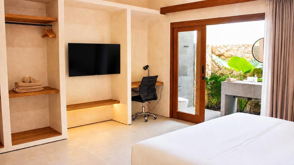 Bed, Bathroom, TV and multimedia, Photo of the whole room, Evening entertainment, Bedroom, wardrobe