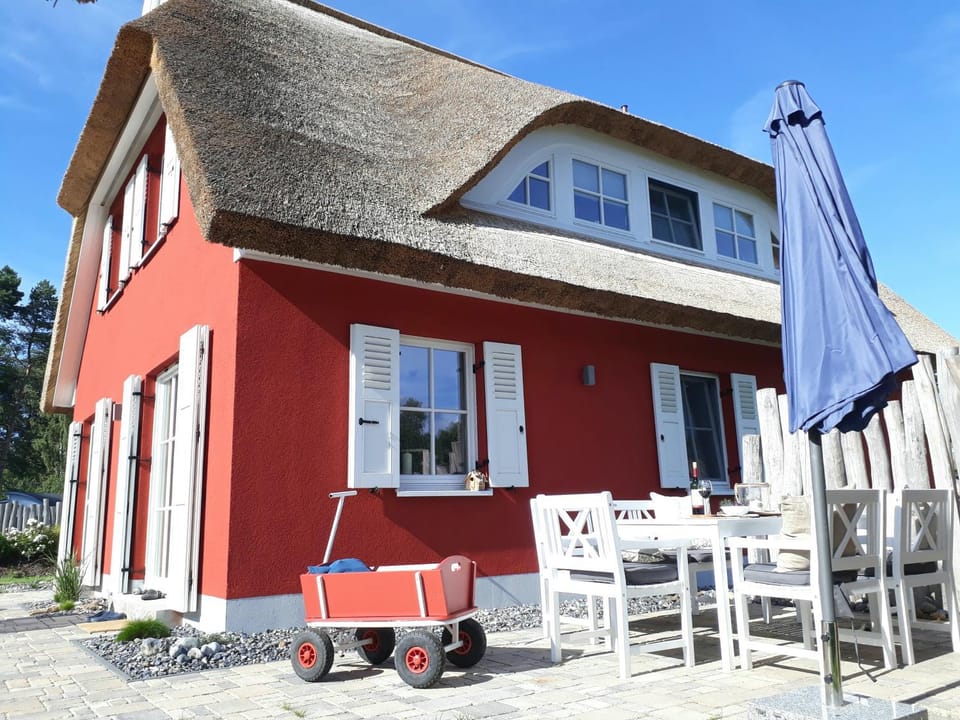 Property building, Garden, Balcony/Terrace