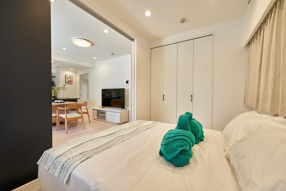 Bed, TV and multimedia, Bedroom, wardrobe, air conditioner