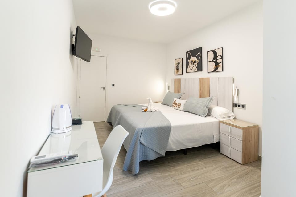 Bed, TV and multimedia, Photo of the whole room, Bedroom