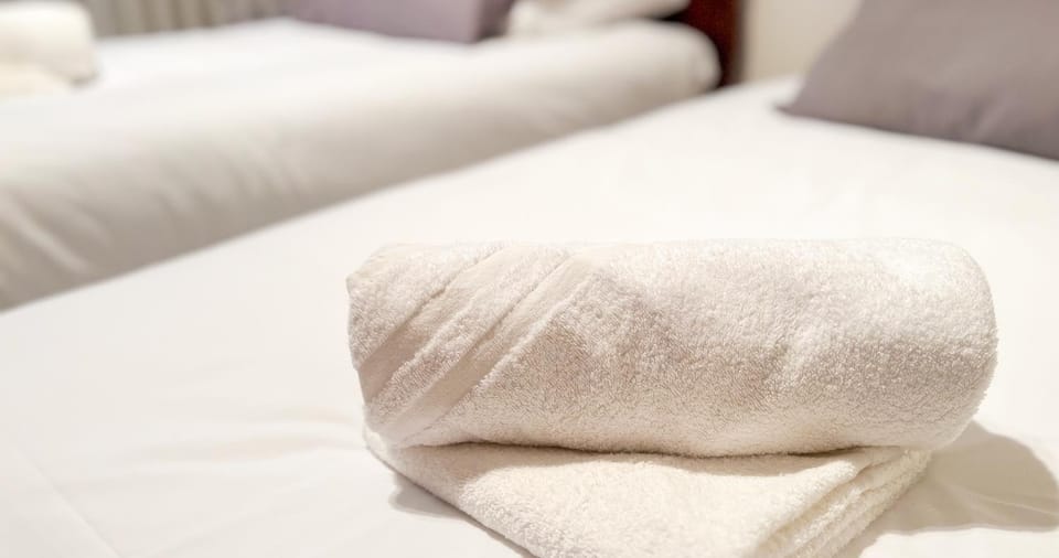 Bed, Bedroom, towels