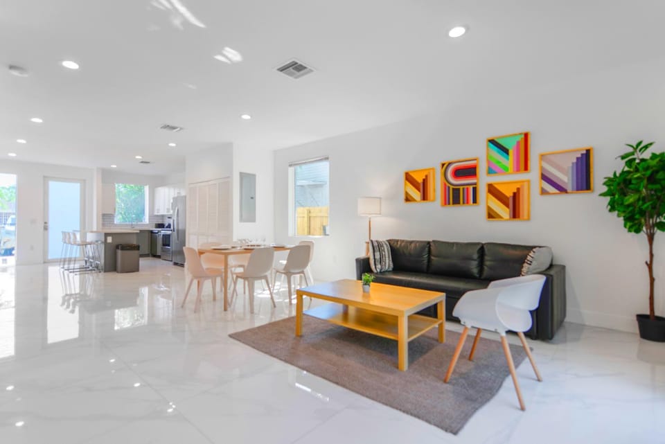 TV and multimedia, Living room, Seating area, Dining area