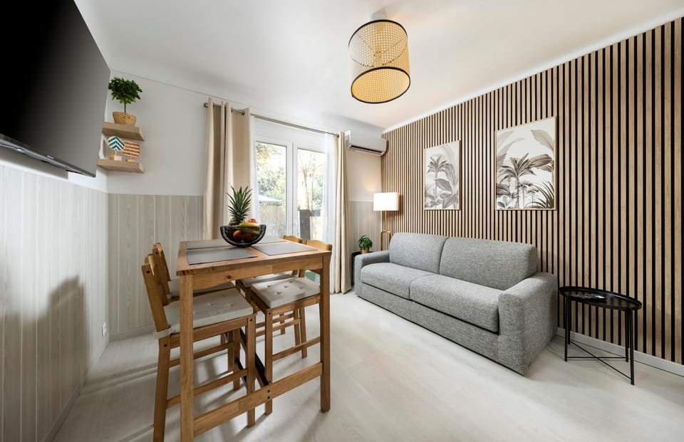 TV and multimedia, Living room, Seating area, Dining area