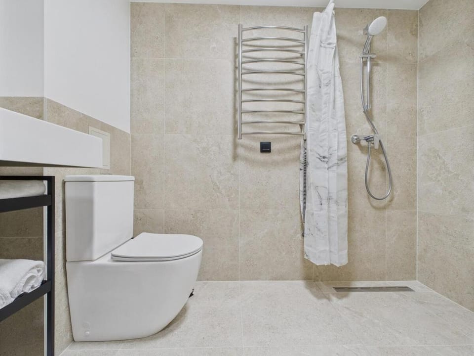 Shower, Toilet, Bathroom, towels