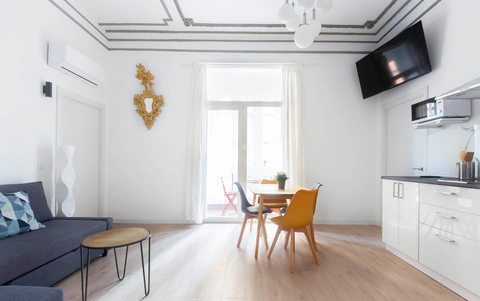 TV and multimedia, Kitchen or kitchenette, Living room, Seating area, Dining area