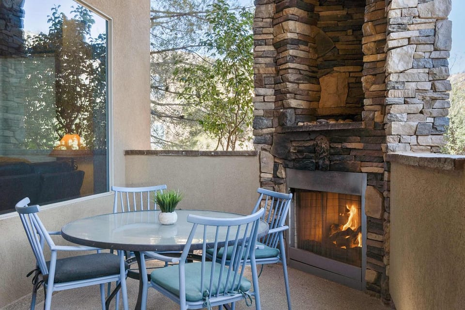 Sierra Sky - Patio with fireplace House in Washington