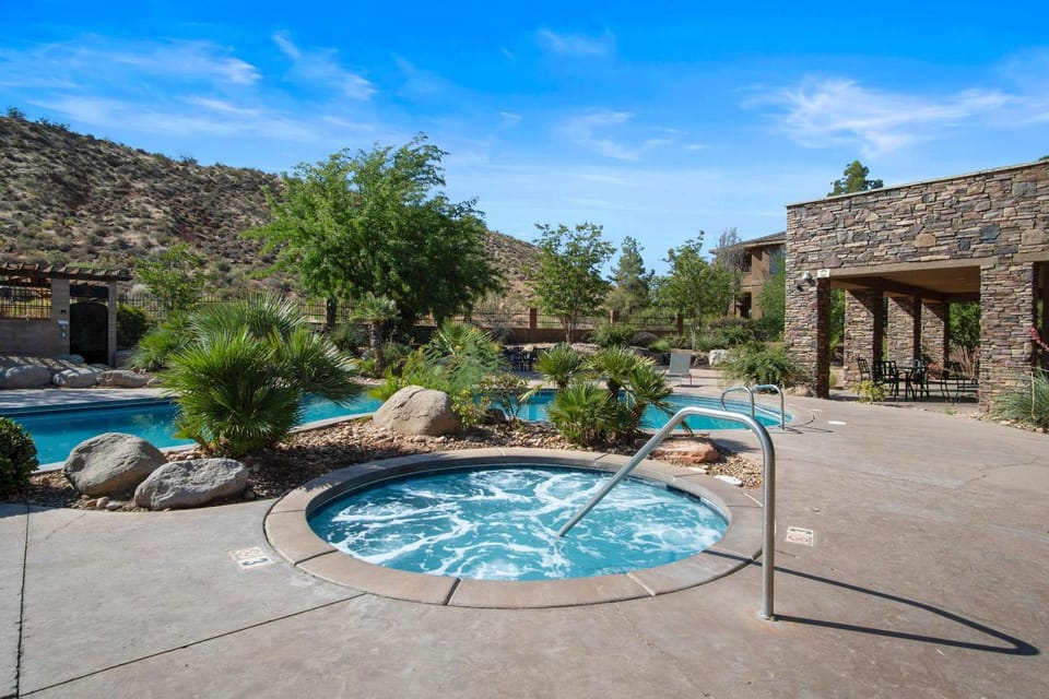 Sierra Sky - Patio with fireplace House in Washington