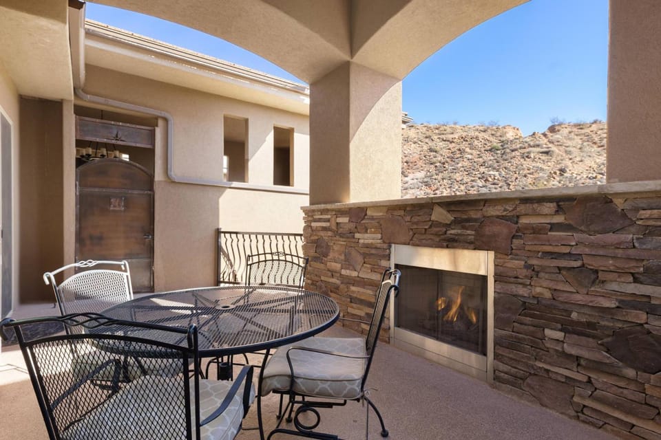Utahs Beauty with Desert & Mtn Views House in Washington