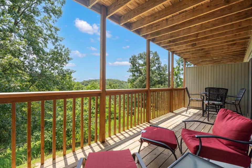 Black Bear Lodge - 1 Mile from Silver Dollar City House in Table Rock Lake
