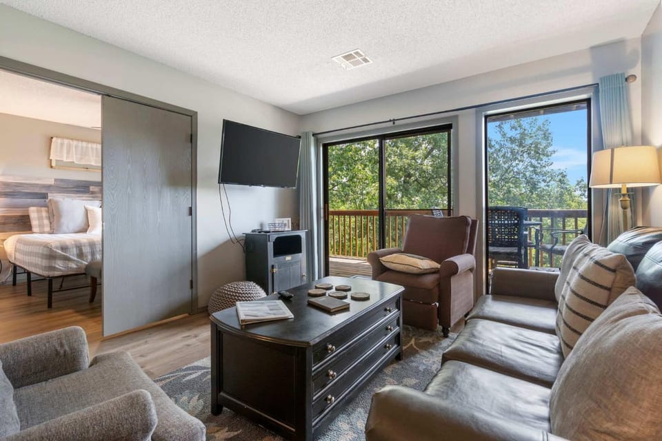 Black Bear Lodge - 1 Mile from Silver Dollar City House in Table Rock Lake