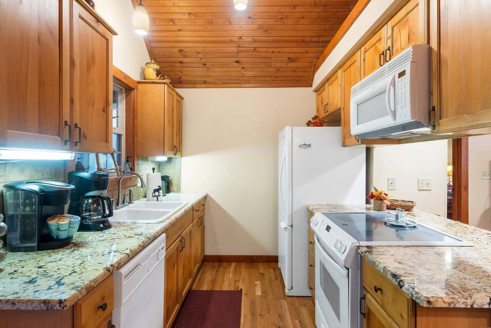 Creekside - 2 BDR Resort Cabin in Epic Location Cabin in Table Rock Lake