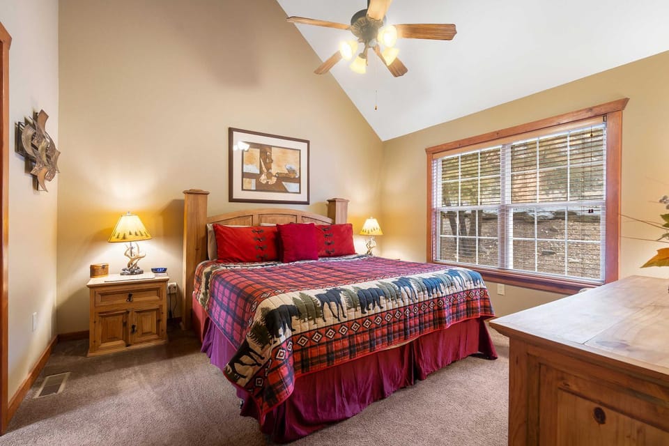 Creekside - 2 BDR Resort Cabin in Epic Location Cabin in Table Rock Lake