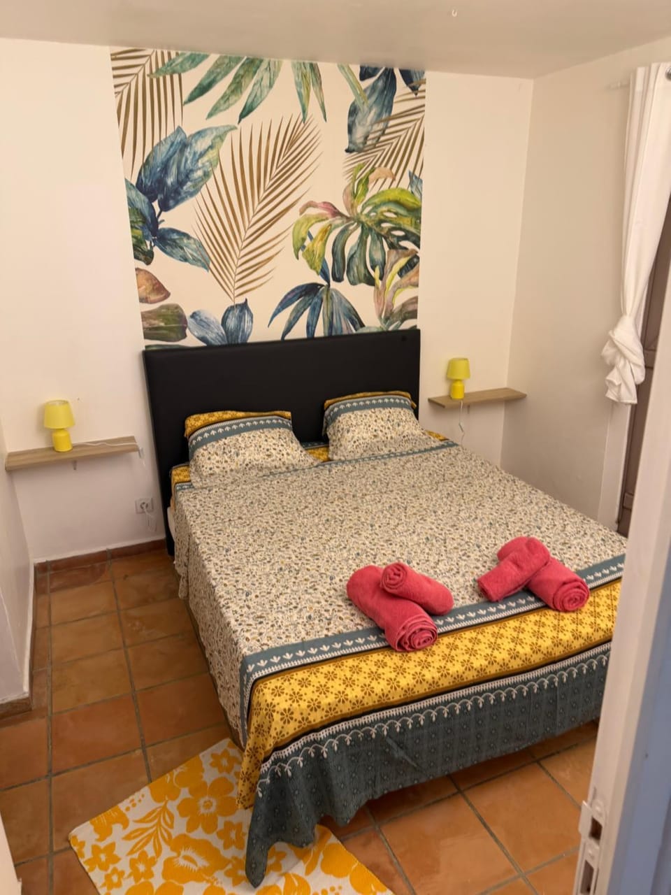 Photo of the whole room, Bedroom