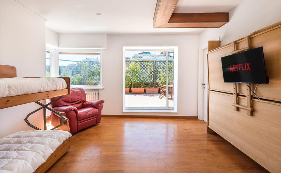 Communal lounge/ TV room, TV and multimedia, Living room, Seating area, Evening entertainment, Bedroom