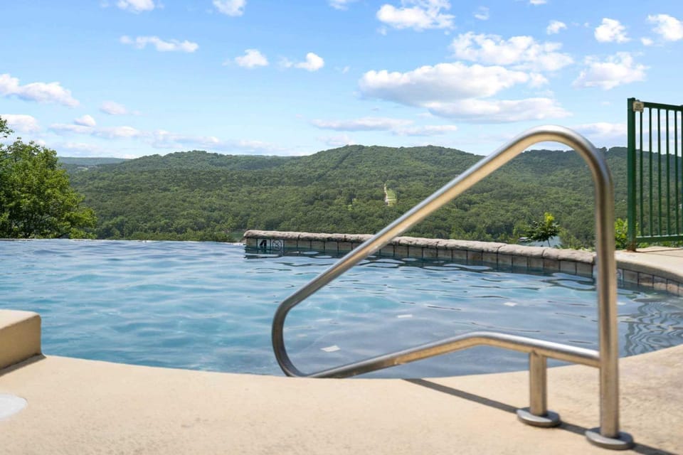 Cliffside Lake Retreat - 2 BDR Walk to Table Rock House in Indian Point