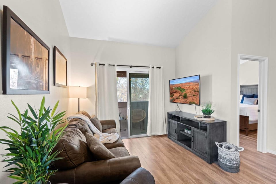 Hikers Hideaway - Cozy Resort Condo with Pool & More House in St George