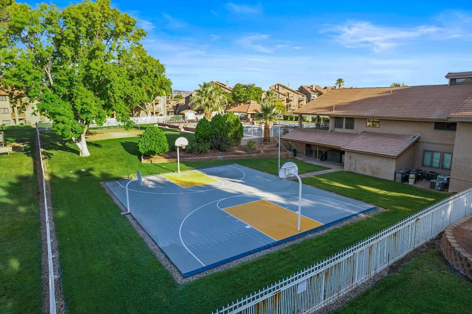 Hikers Hideaway - Cozy Resort Condo with Pool & More House in St George