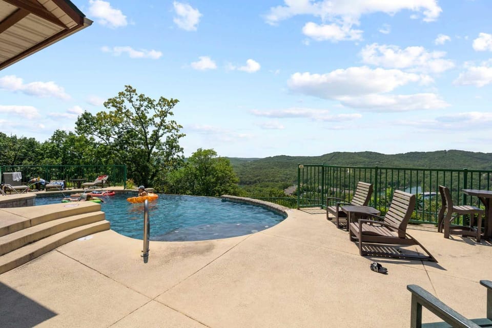 Stone Cliff Relaxation with Resort Amenities House in Indian Point