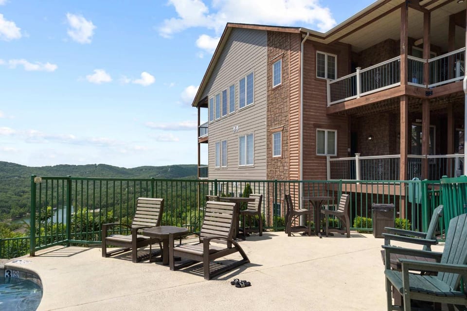 Stone Cliff Relaxation with Resort Amenities House in Indian Point