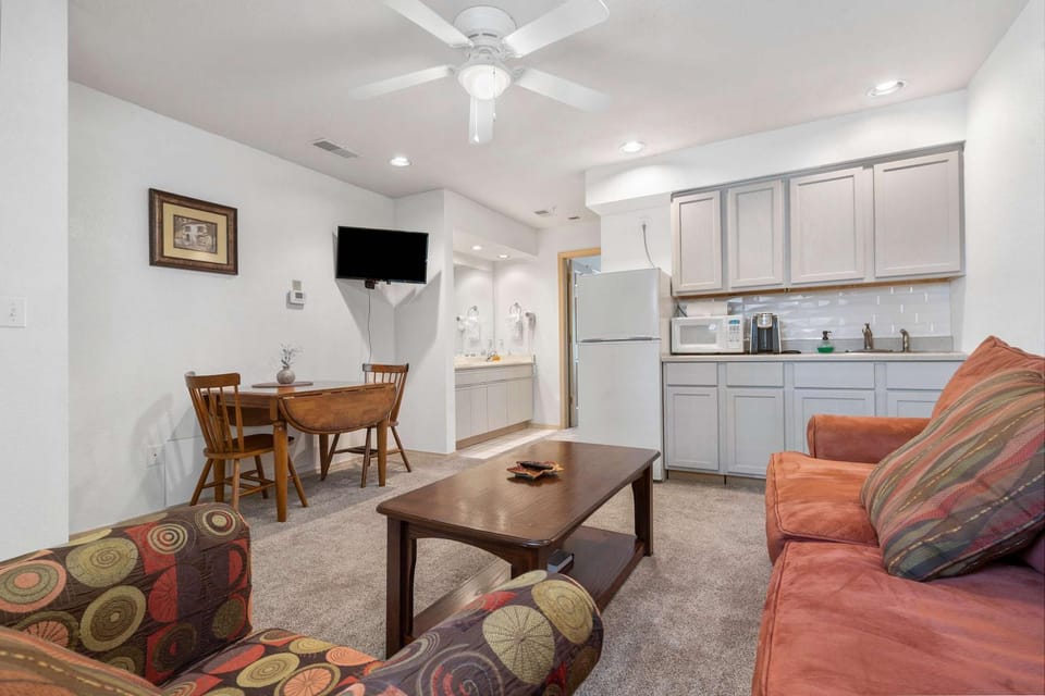 Swansons King Suite - 1 mile from Branson House in Branson