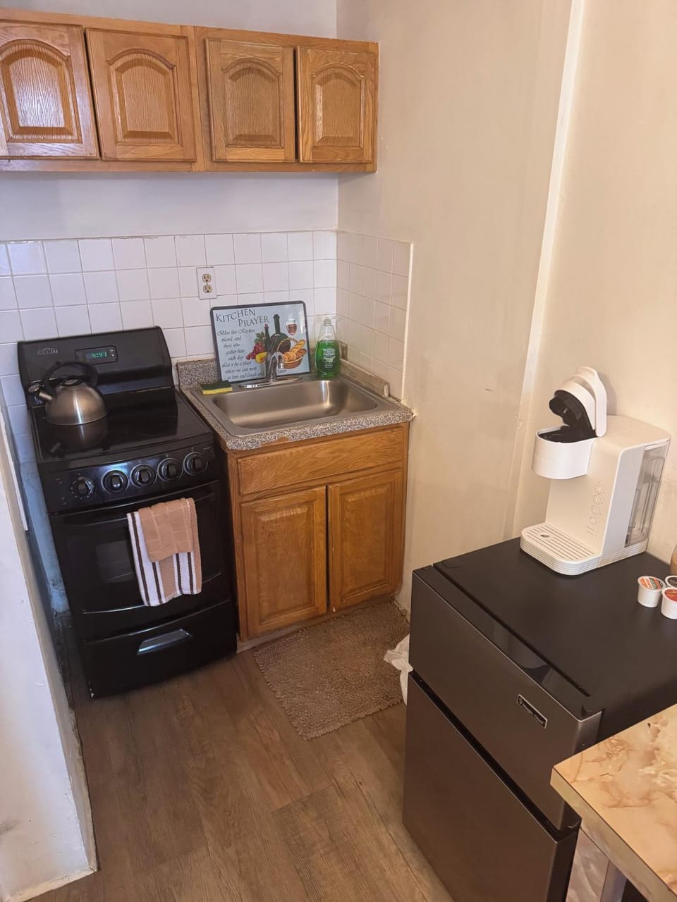 Coffee/tea facilities, Kitchen or kitchenette, oven, stove