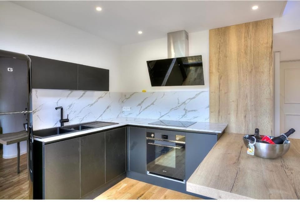 Kitchen or kitchenette, oven, stove
