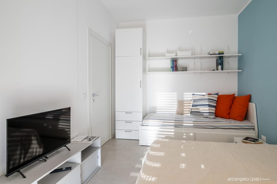 Bed, TV and multimedia, Bedroom