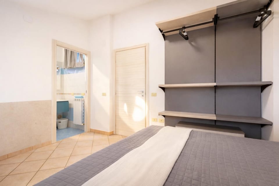 Photo of the whole room, Bedroom, wardrobe