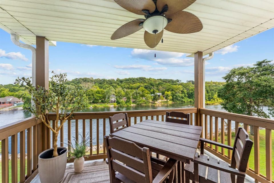 Peaceful Lakeview Escape - For 6 House in Branson