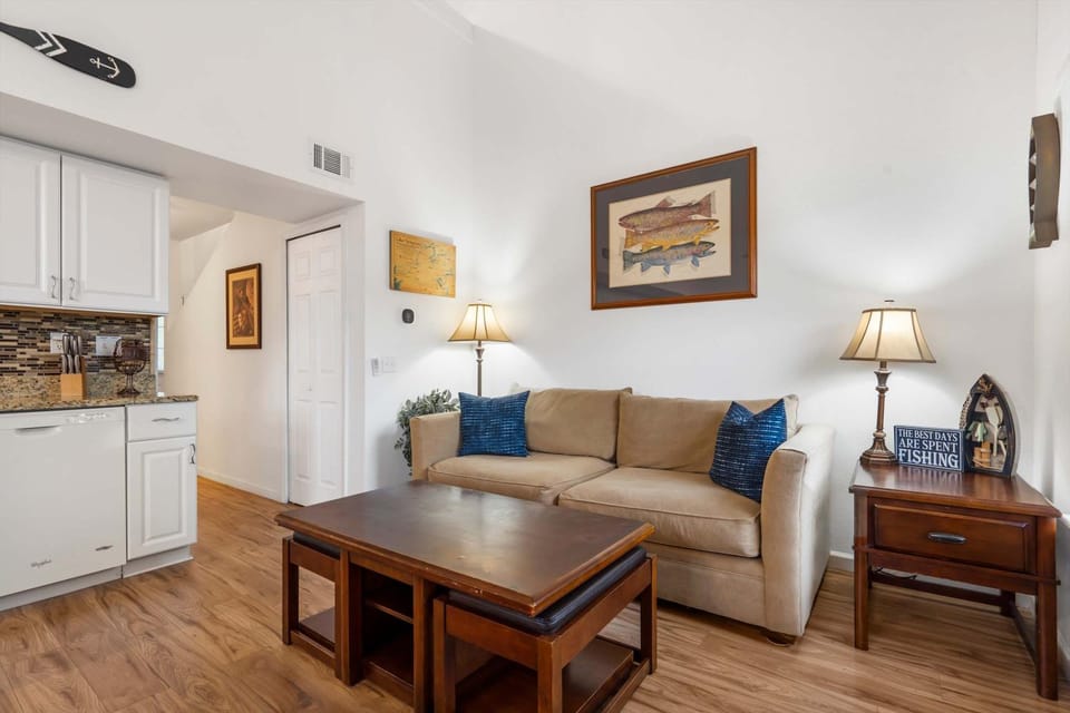 Peaceful Lakeview Escape - For 6 House in Branson