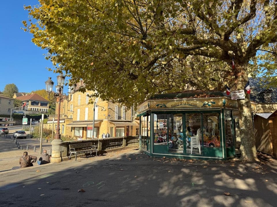 Neighbourhood, Street view, Location