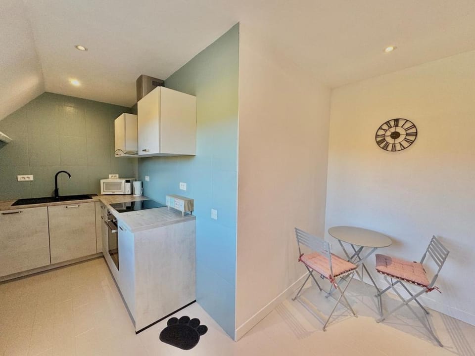 Kitchen or kitchenette, Dining area, oven, stove