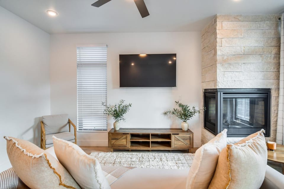 3 Mi to Lake Dillon: Condo Near Shops & Eats! House in Silverthorne