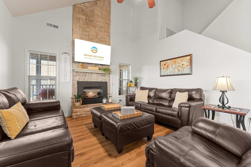 Honey Bee Inn with Communal Amenities & More House in Table Rock Lake