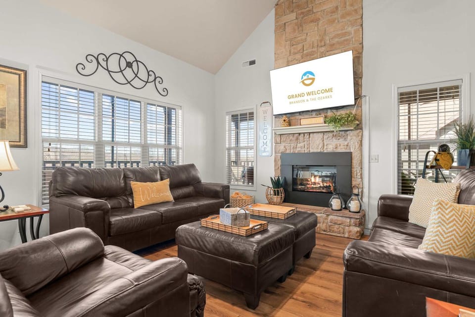 Honey Bee Inn with Communal Amenities & More House in Table Rock Lake