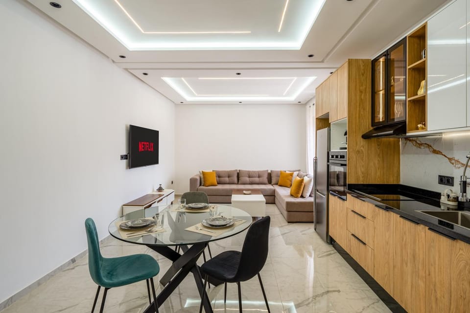 Coffee/tea facilities, Kitchen or kitchenette, Living room, Seating area, Dining area, stove