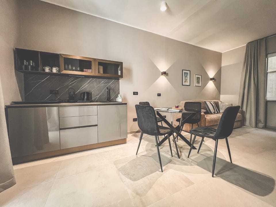 Kitchen or kitchenette, Living room, Seating area, Dining area