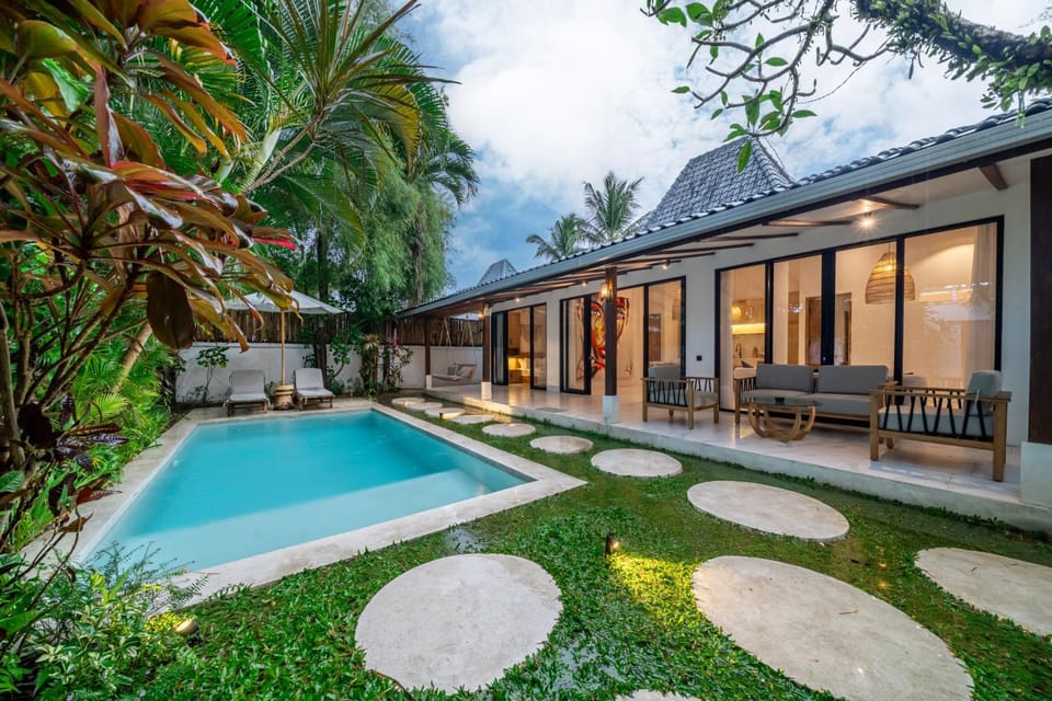 Property building, Patio, Garden, Swimming pool, Swimming pool, sunbed