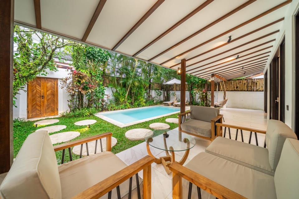 Balcony/Terrace, Seating area, Swimming pool, Swimming pool, sunbed