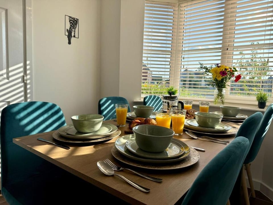 Seating area, Dining area