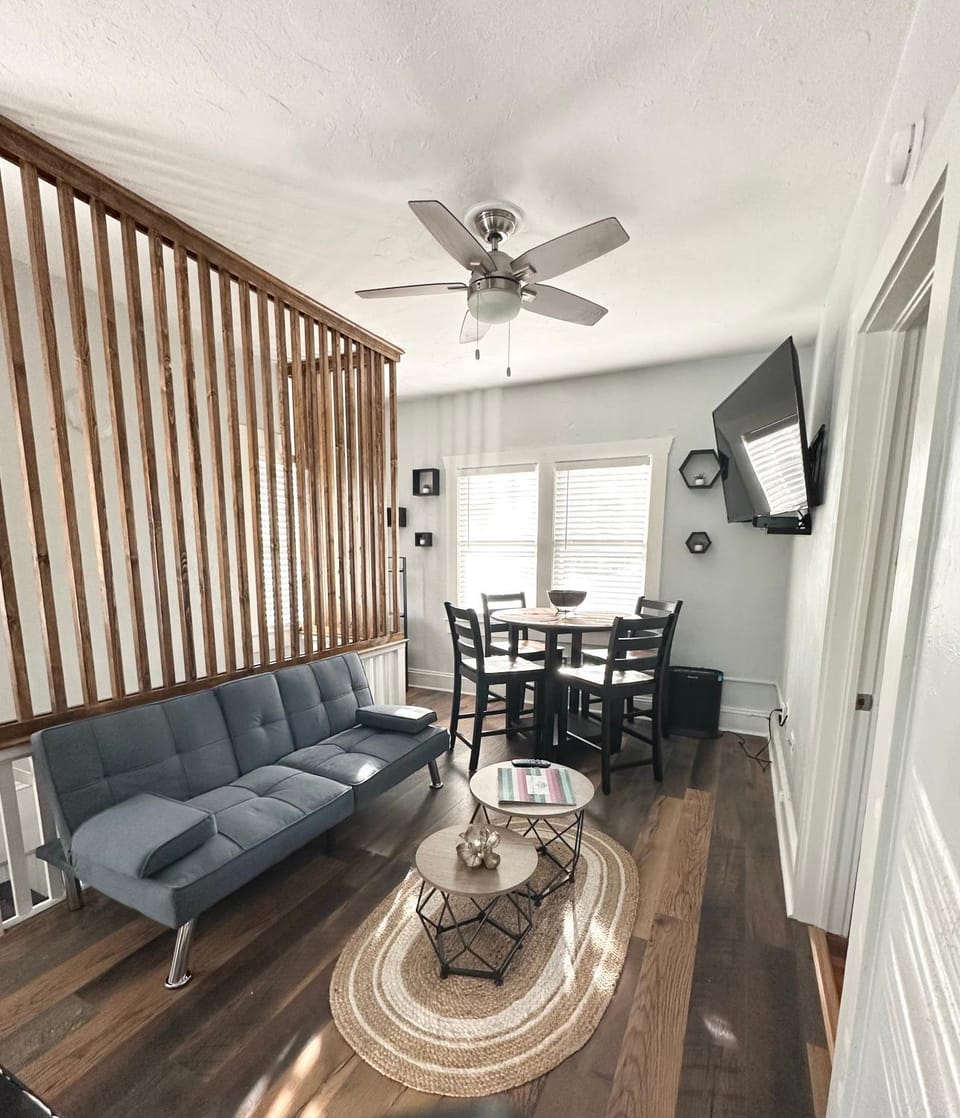 TV and multimedia, Living room, Seating area, Dining area