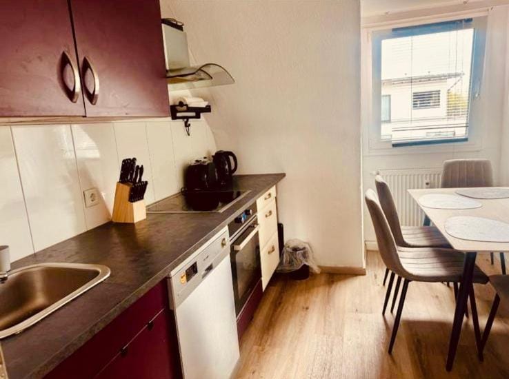 58 qm Wohnung mit Wohnzimmer, Küche, 3 Schlafzimmern und Bad-WC Apartment in Essen
