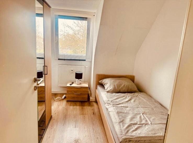 58 qm Wohnung mit Wohnzimmer, Küche, 3 Schlafzimmern und Bad-WC Apartment in Essen