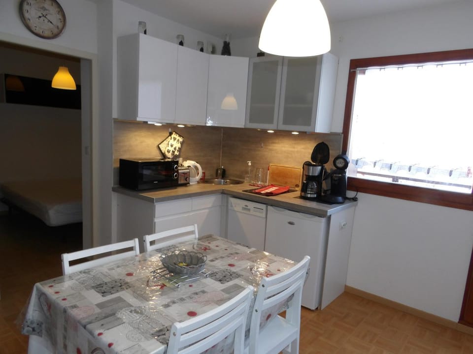 Property building, Kitchen or kitchenette, Living room